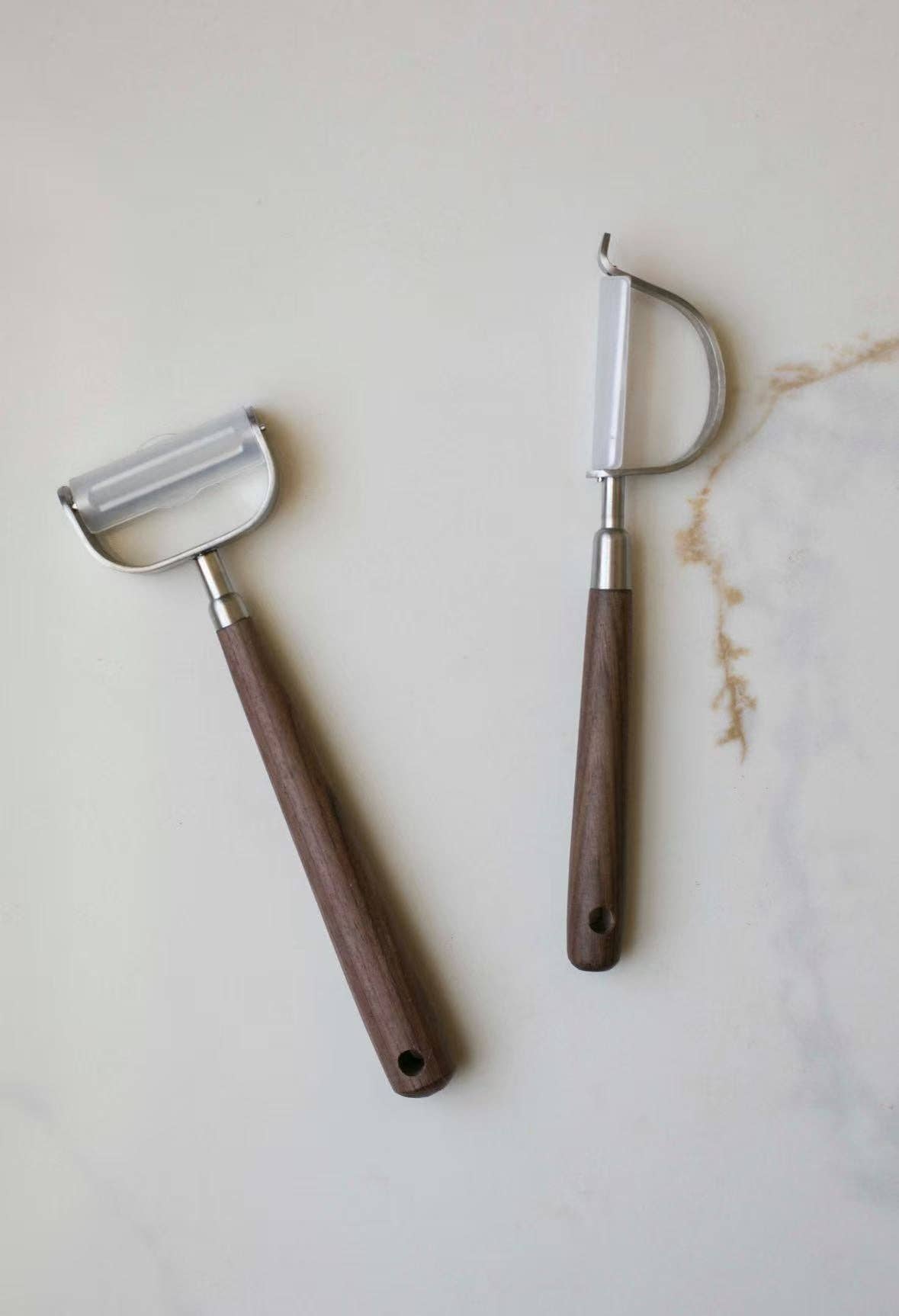 Vegetable and Fruit Peeler: U