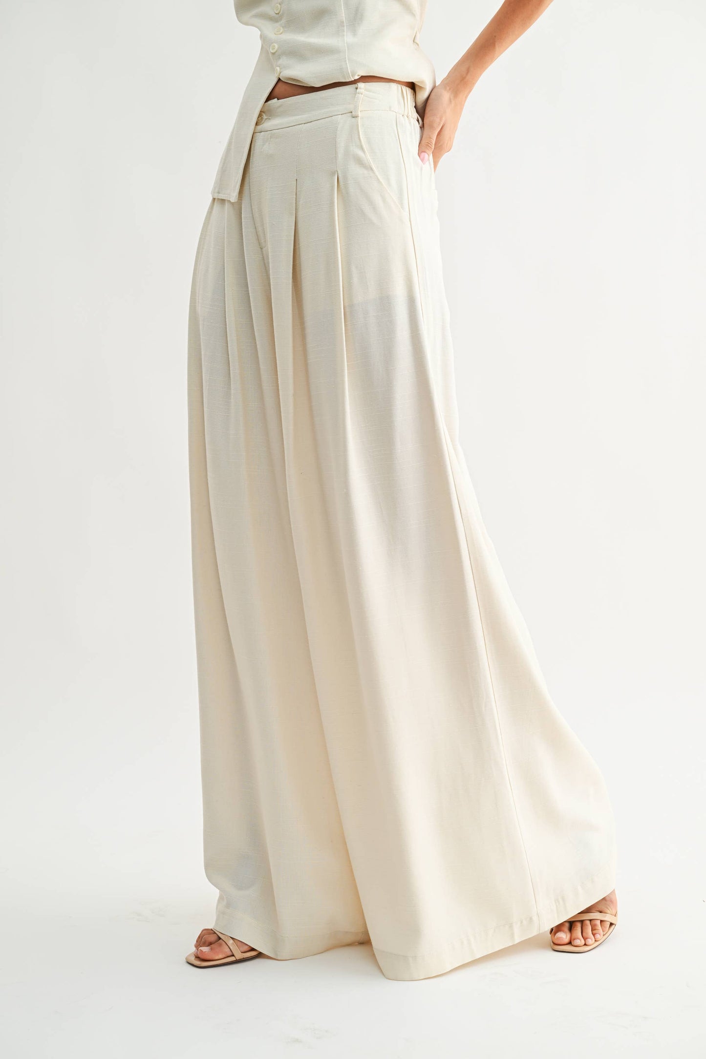 Wide-Leg Pleated Trousers: CREAM