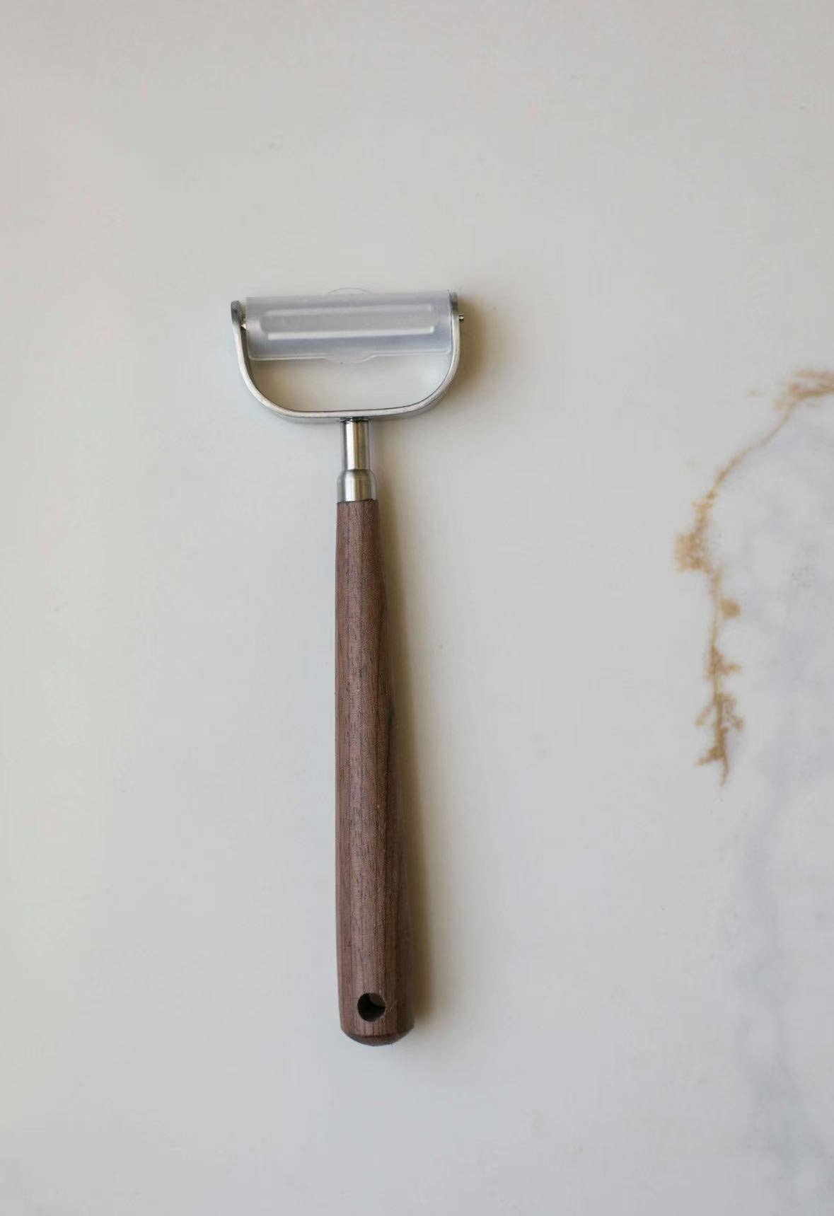 Vegetable and Fruit Peeler: U