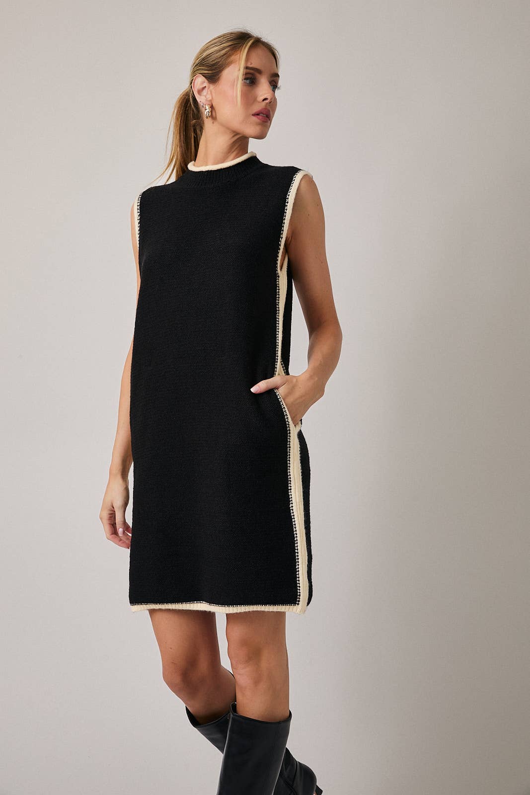 Lexi MOCK NECK SLEEVELESS SWEATER DRESS: BLACK-CREAM