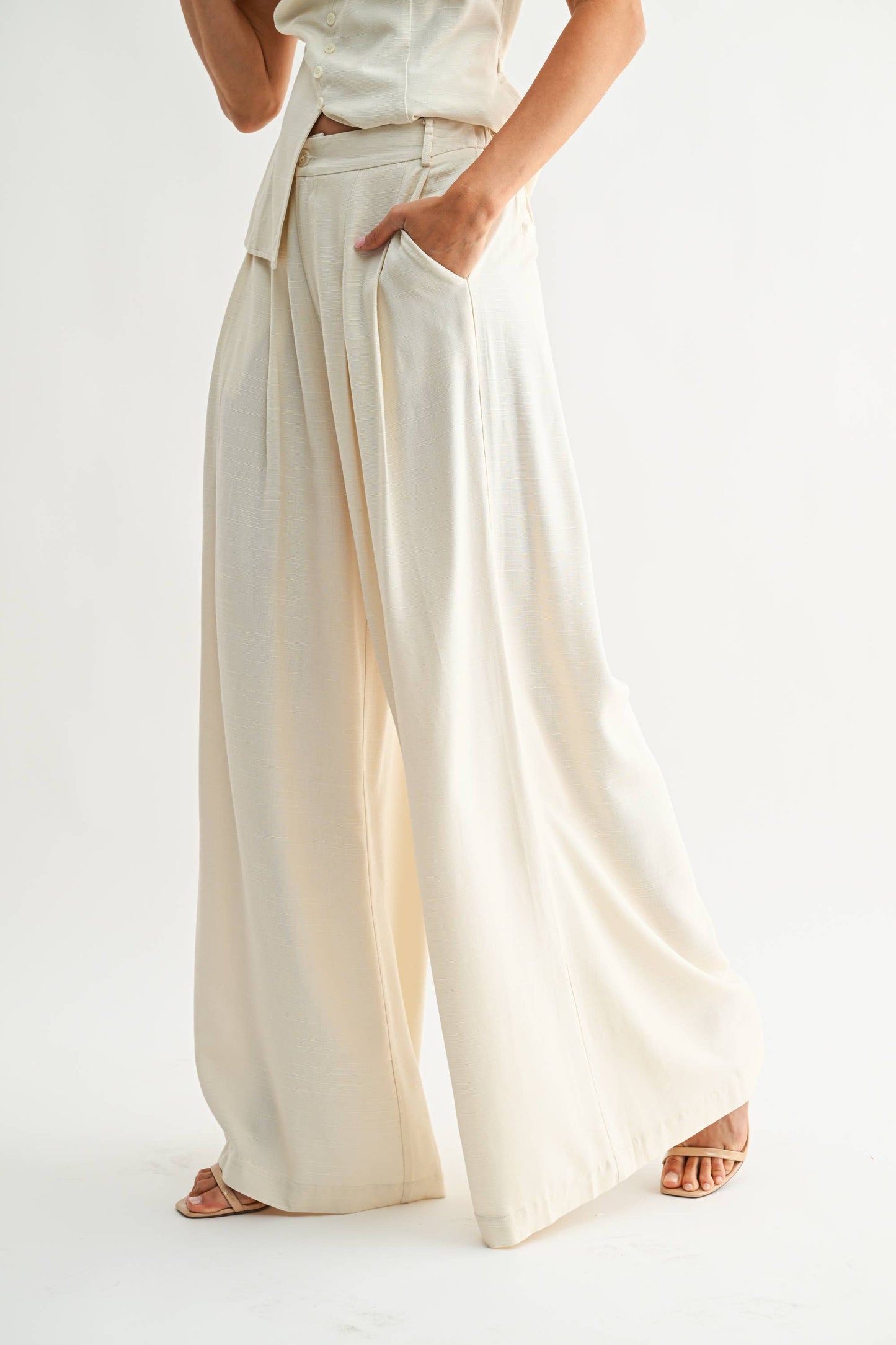 Wide-Leg Pleated Trousers: CREAM