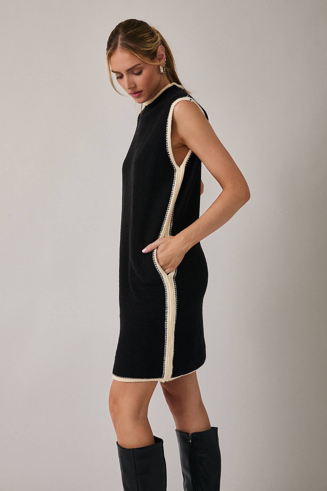 Lexi MOCK NECK SLEEVELESS SWEATER DRESS: BLACK-CREAM