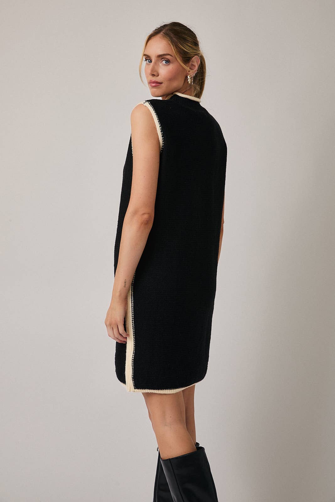 Lexi MOCK NECK SLEEVELESS SWEATER DRESS: BLACK-CREAM