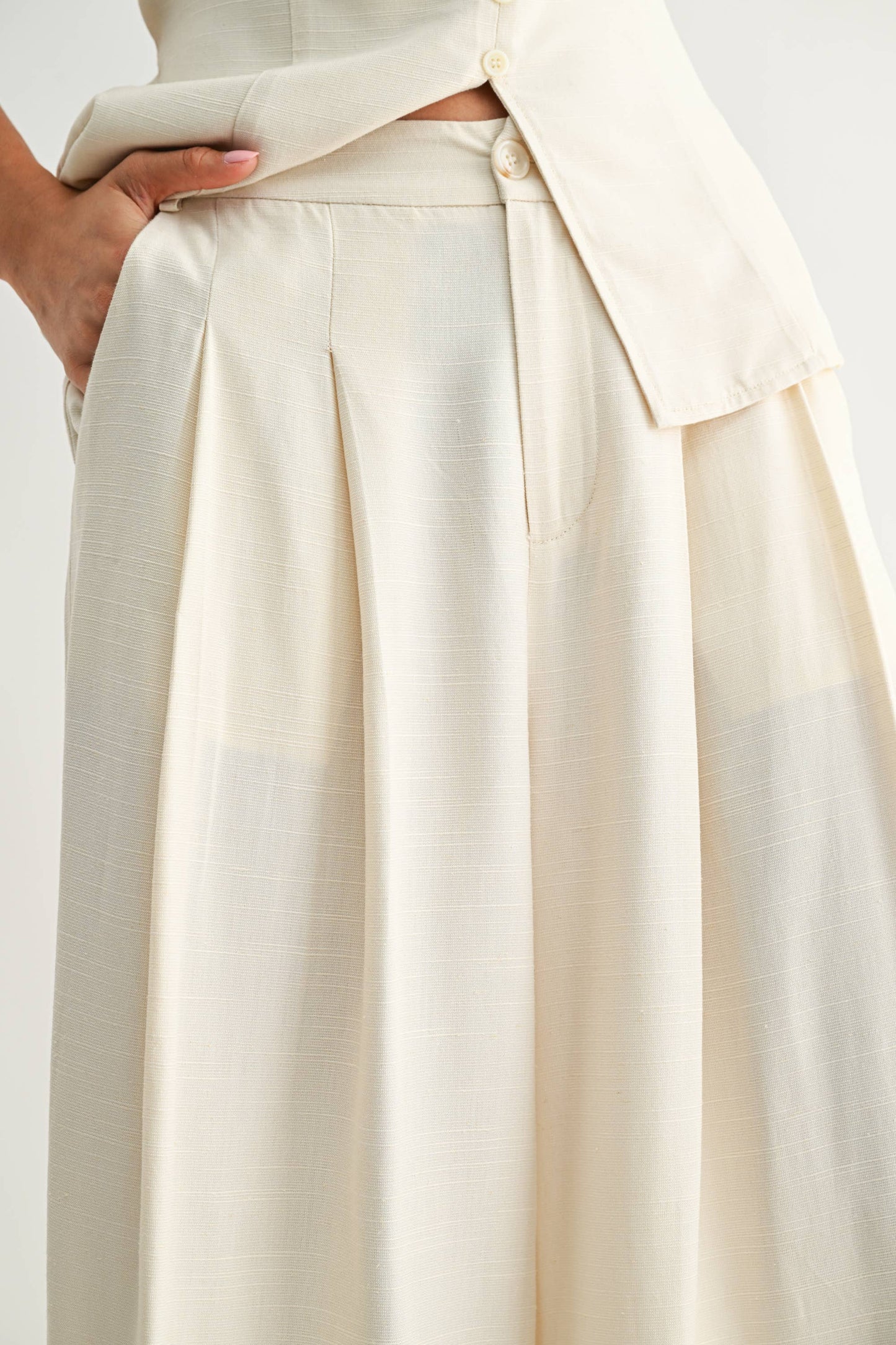 Wide-Leg Pleated Trousers: CREAM